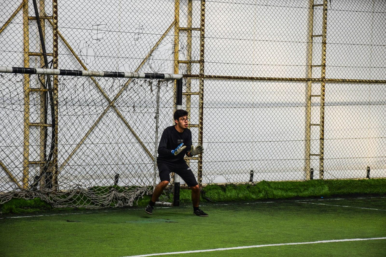 Keeper klaar voor een schot in een omheind veld