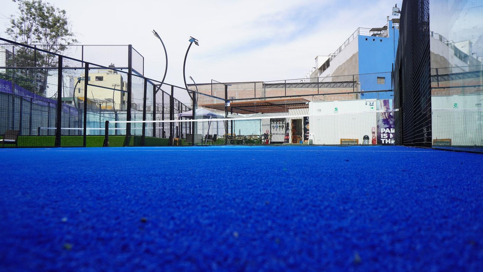 Meerdere banen naast elkaar in een sportcentrum